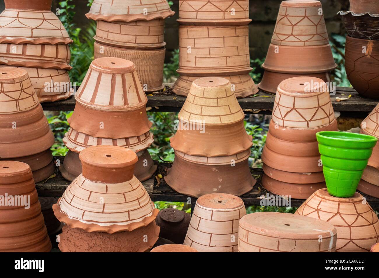 Une collection de pots de fleurs fabriqués localement est vendue sur le côté de la route dans un village local en Afrique. Banque D'Images