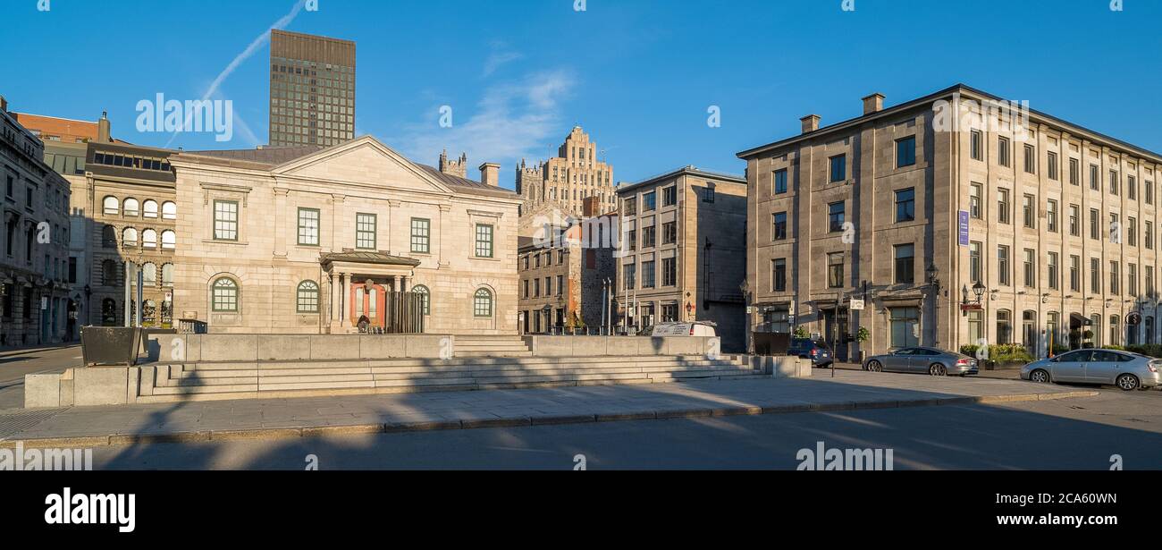 Édifice historique et maisons de ville sur la rue, Vieux-Montréal, Montréal, Québec Provence, Canada Banque D'Images