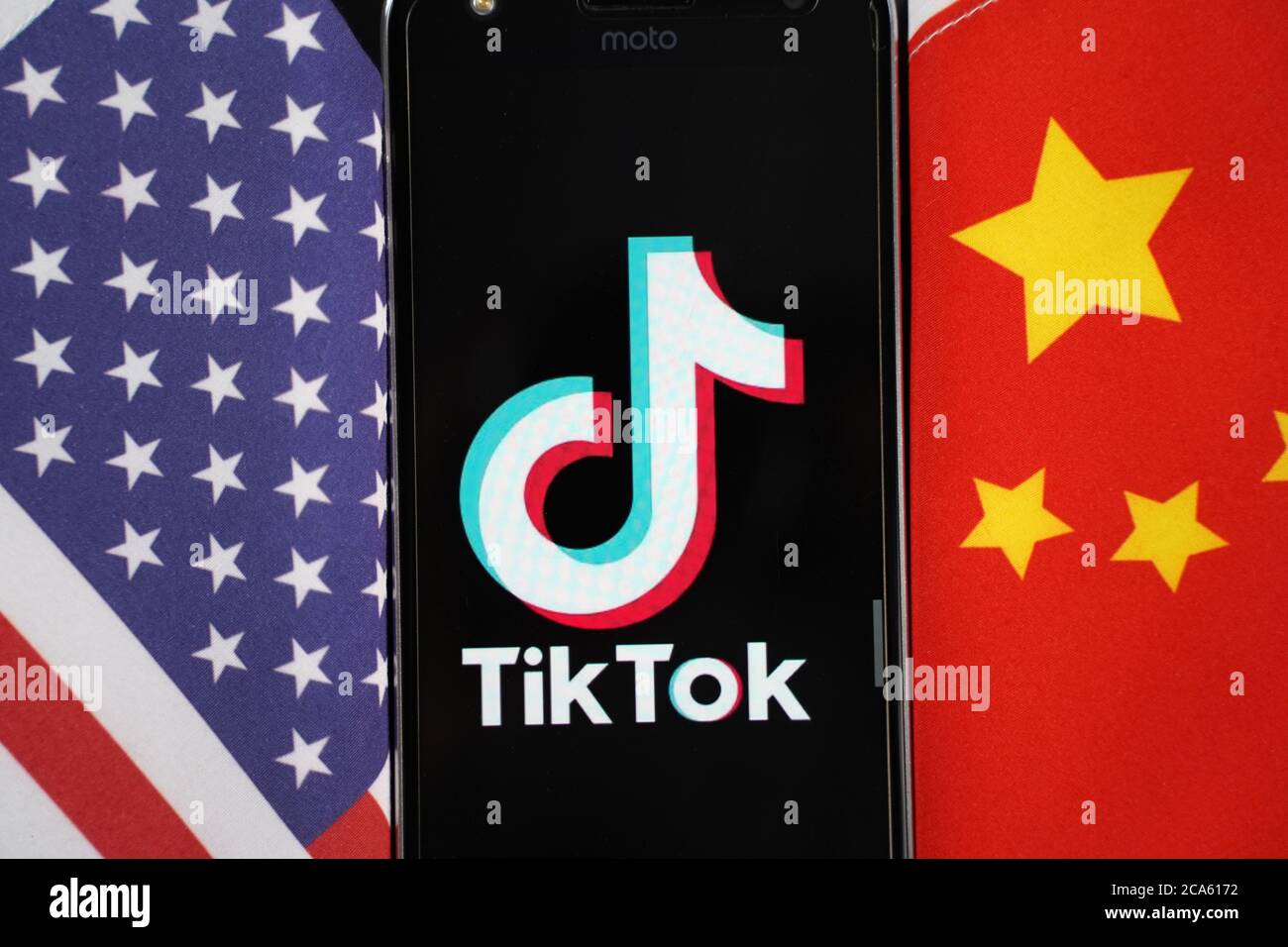 Maski, Inde 04, août 2020 - logo de l'application TikTok sur un écran de smartphone entre la Chine et les États-Unis - l'application est au centre du commerce entre les États-Unis et la Chine Banque D'Images