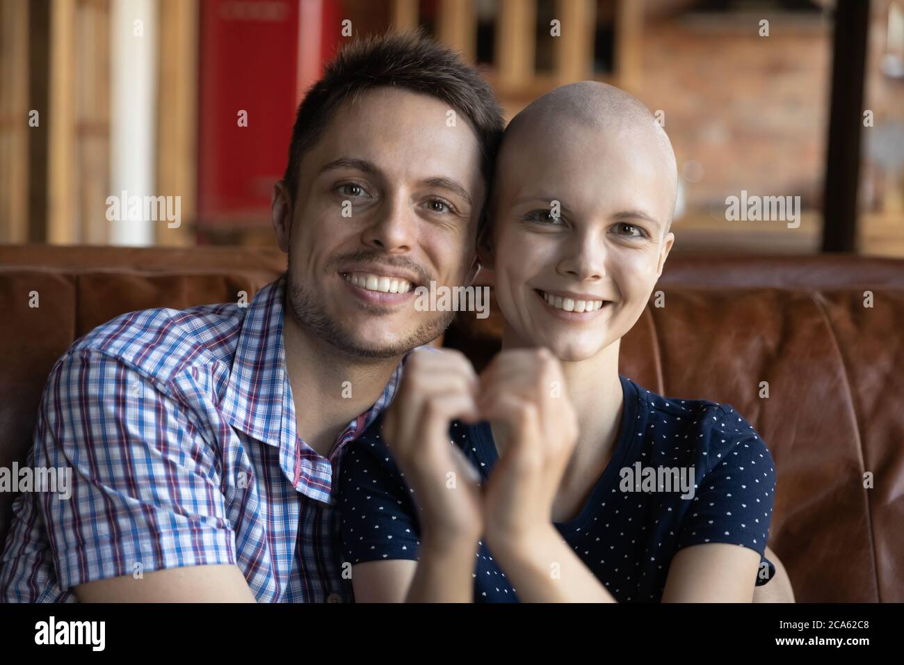 Portrait du mari heureux et de la femme malade montre le geste de coeur Banque D'Images