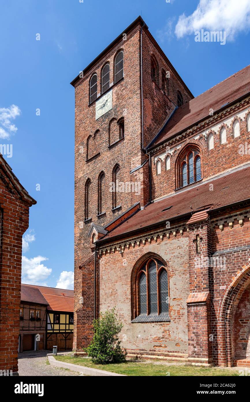 Église Saint-Georges de Waren (Müritz), Allemagne. Il date du début du XIVe siècle et est une basilique à trois isâtres avec une nef à quatre baryés. Banque D'Images