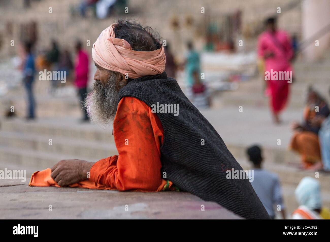 Saint-homme (Sadhu) près du gange, Varanasi, Uttar Pradesh, Inde. Banque D'Images