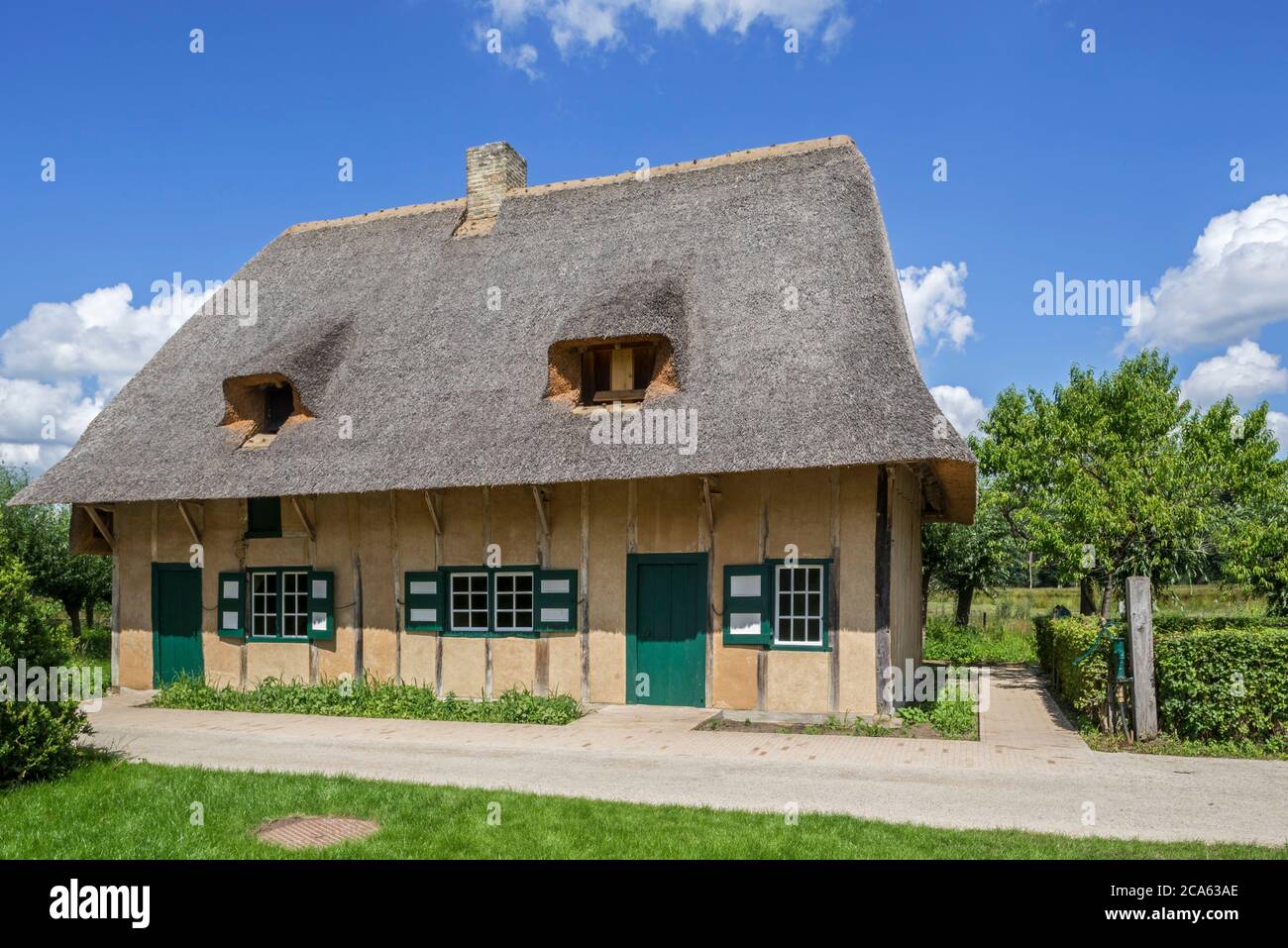 Maison rurale du XIXe siècle Oostvleteren avec toit de chaume au musée en plein air Bokrijk, Limbourg, Flandre, Belgique Banque D'Images