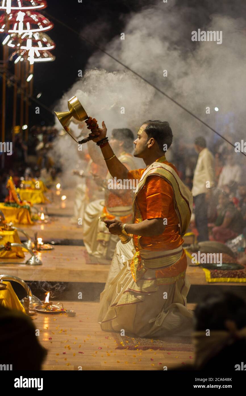 Pris sur le Ghat Dashashwamedh à Varanasi lors de la cérémonie quotidienne dédiée à Shiva. Banque D'Images