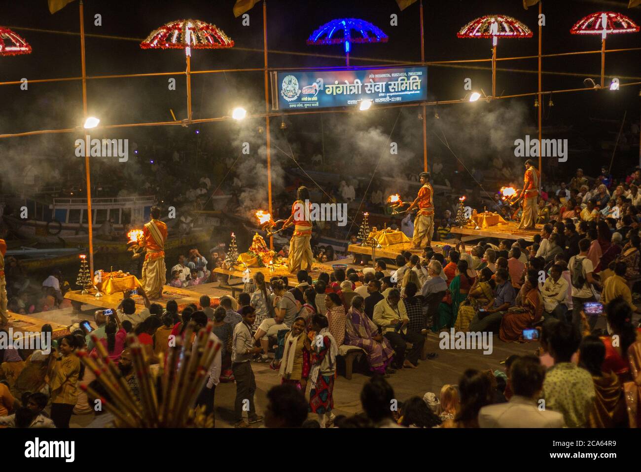 Pris sur le Ghat Dashashwamedh à Varanasi lors de la cérémonie quotidienne dédiée à Shiva. Banque D'Images