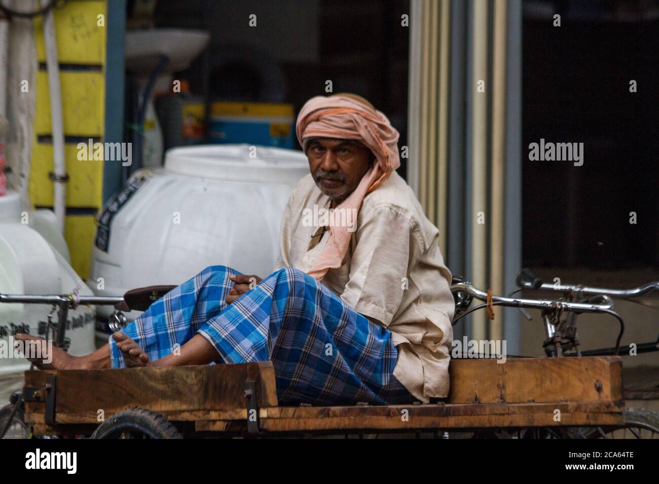 Activités quotidiennes des hommes à Varanasi, Inde Banque D'Images