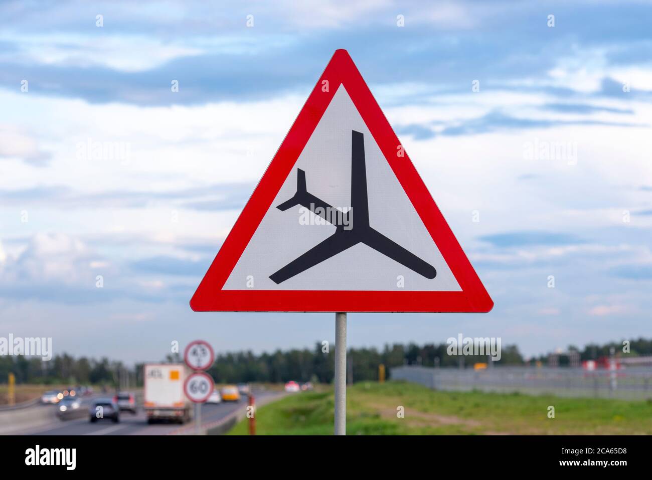 Panneau de signalisation routière pour avion, panneau d'attention avec avion Banque D'Images