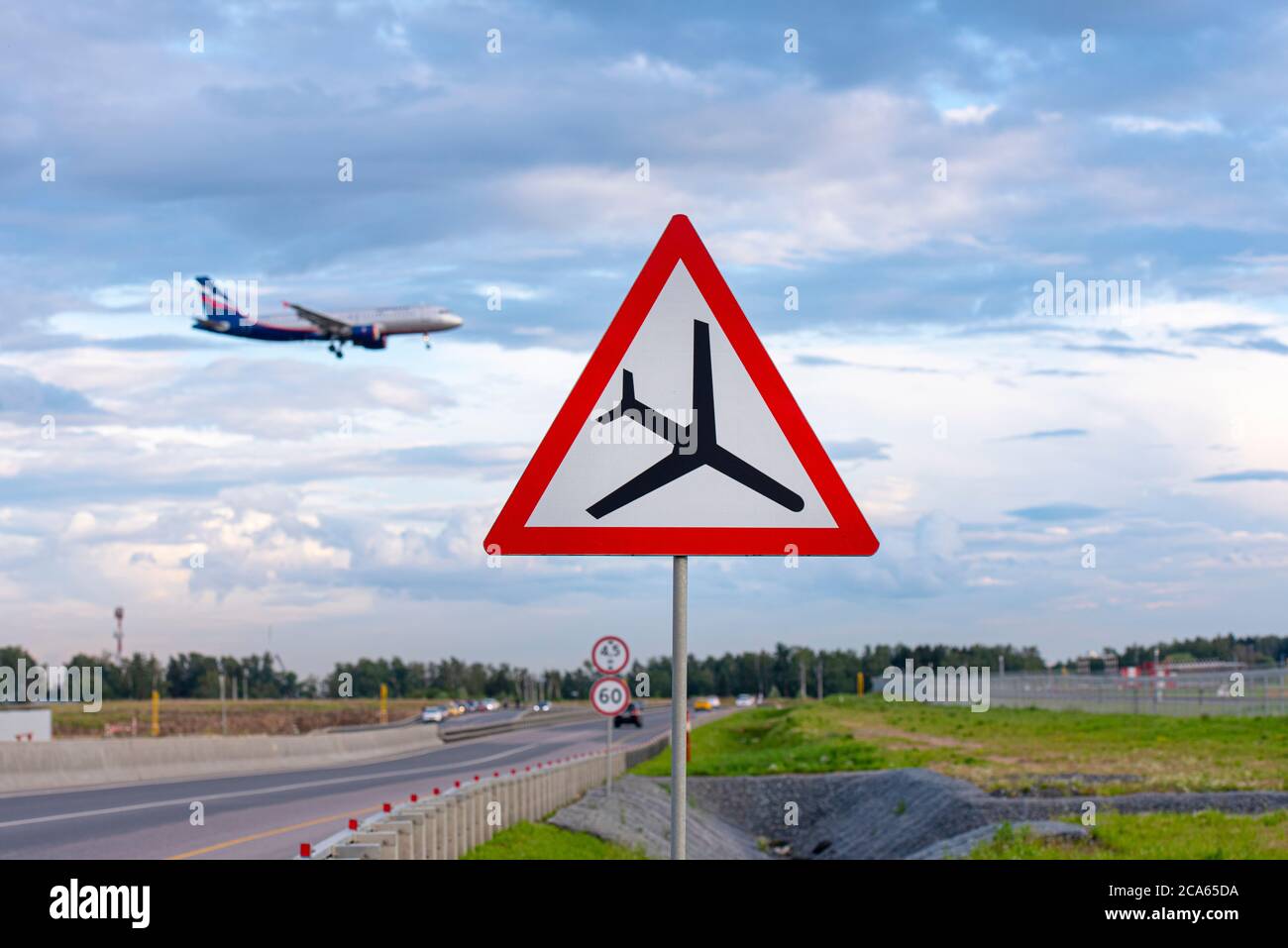 Panneau de signalisation routière pour avion, panneau d'attention avec avion Banque D'Images