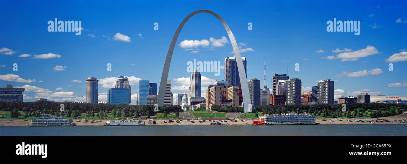 Gateway Arch, fleuve Mississippi avec bateaux de tourisme, St. Louis, Missouri, États-Unis Banque D'Images
