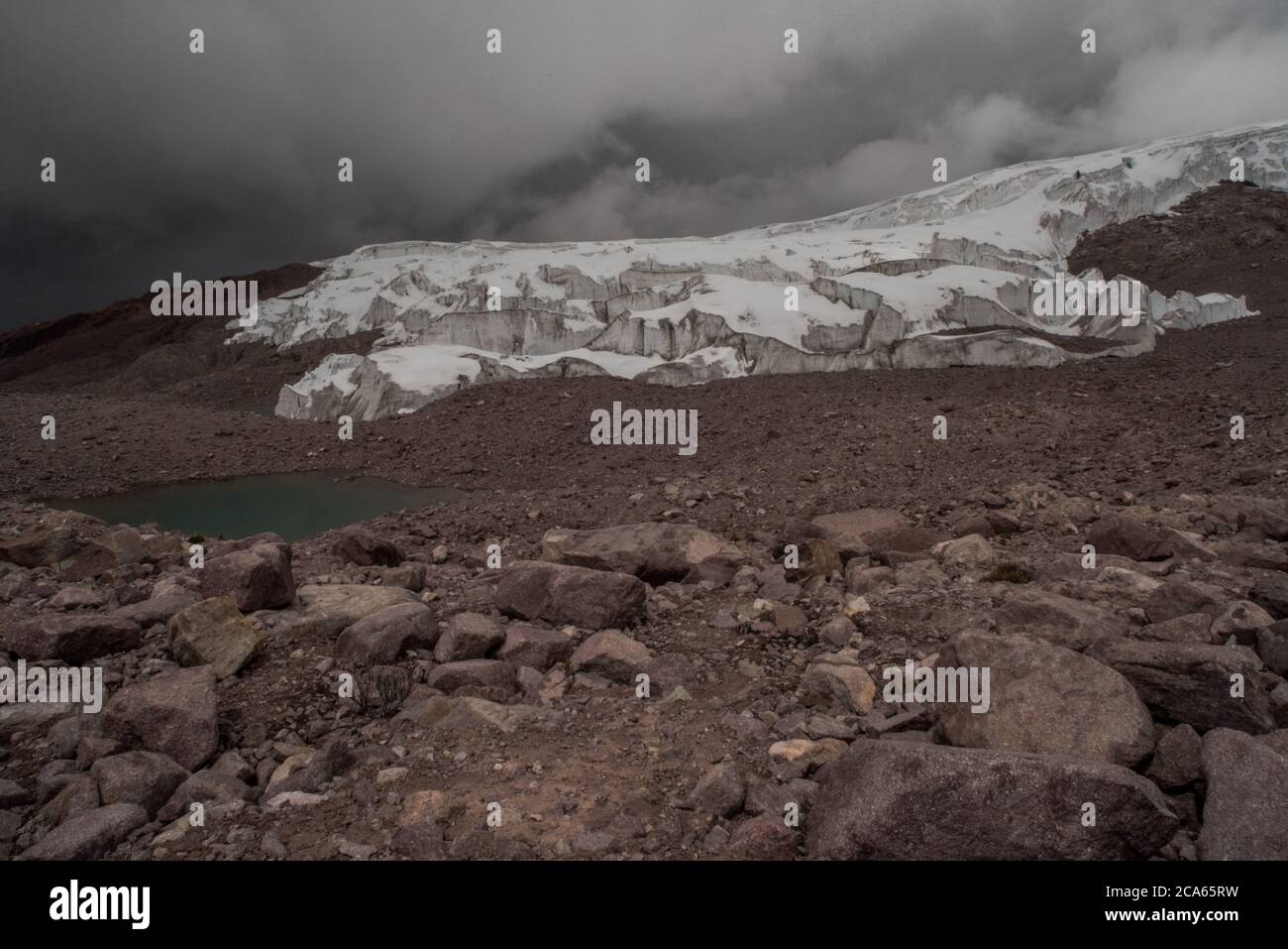 Un grand glacier tropical haut dans les Andes péruviennes se rétrécit et fond lentement, l'eau de fonte s'en échappe. Il ne peut durer plus de quelques décennies. Banque D'Images