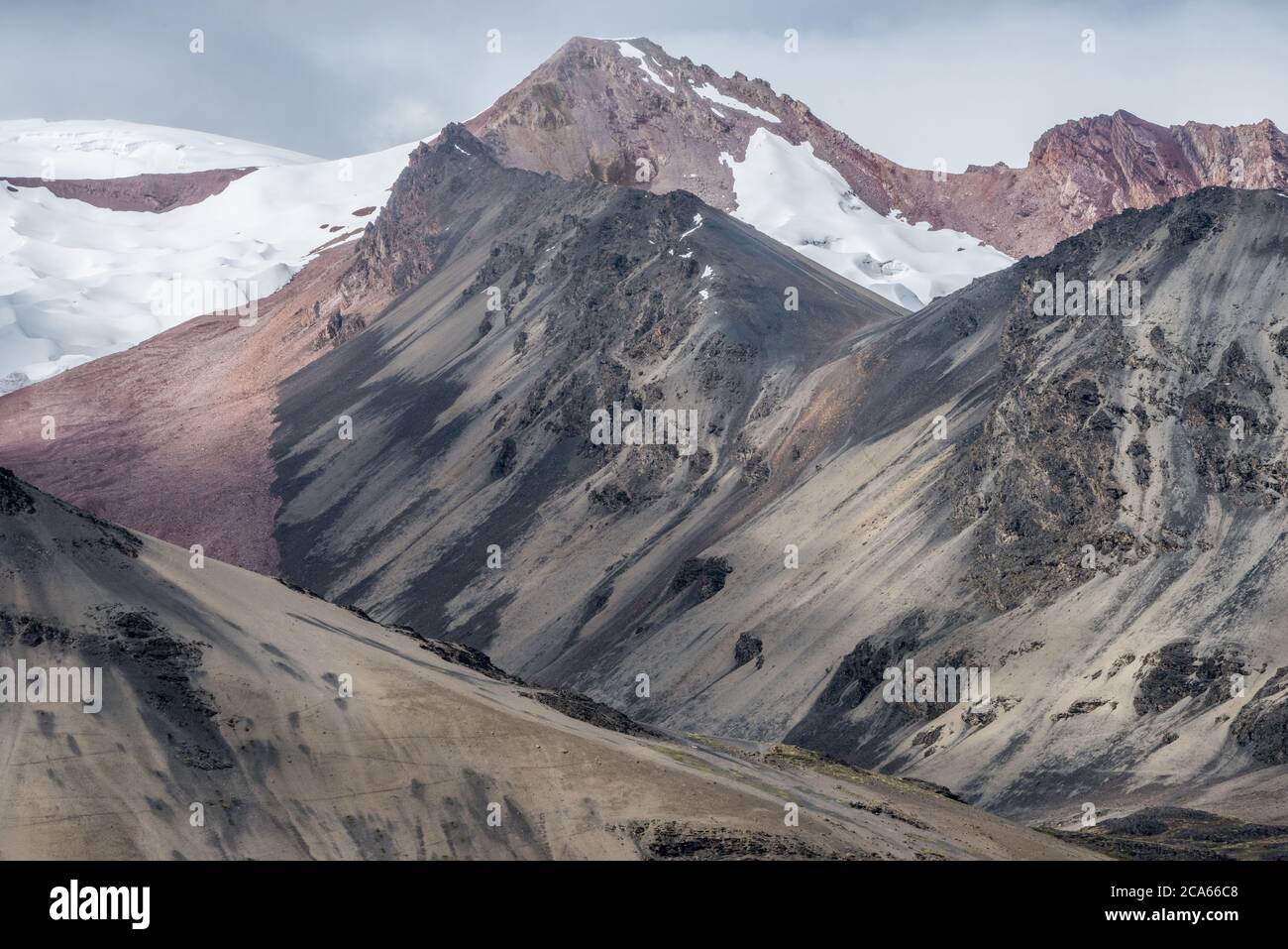 La géologie et les couleurs intéressantes des rochers et du sable font une belle vue sur la montagne dans les Andes péruviennes dans la Cordillère Vilcanota. Banque D'Images