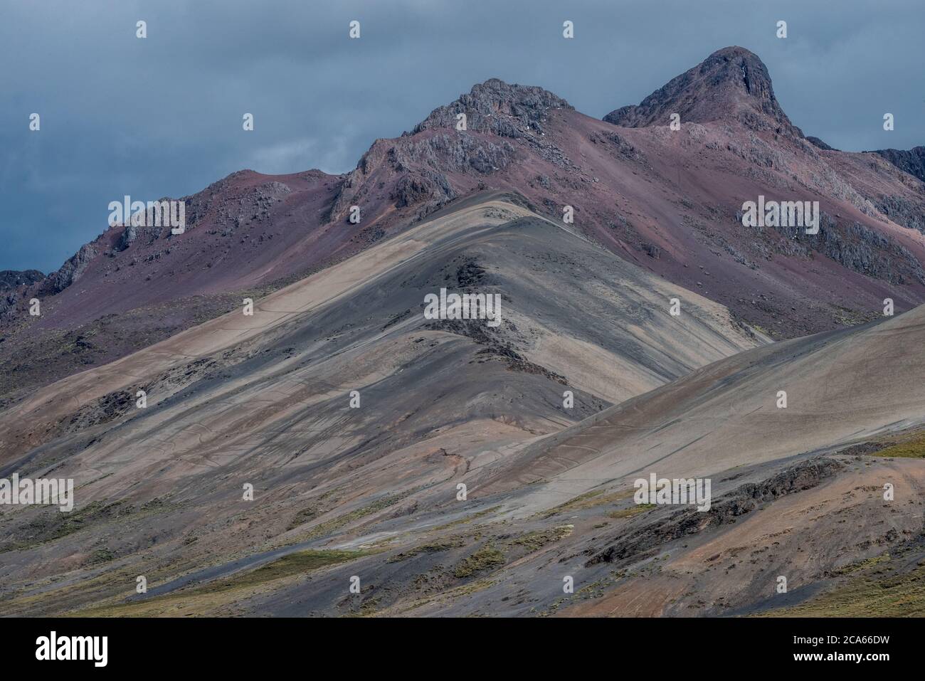 La géologie et les couleurs intéressantes des rochers et du sable font une belle vue sur la montagne dans les Andes péruviennes dans la Cordillère Vilcanota. Banque D'Images