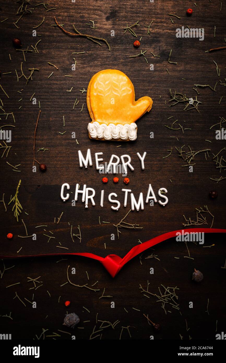 Merry Christmas Top View Flat Lay avec biscuit en mitaine de pain d'épice Banque D'Images