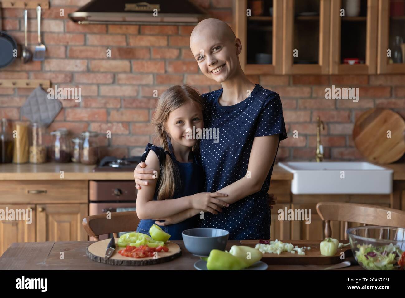 Portrait de jeune maman et petite fille aimant malade Banque D'Images