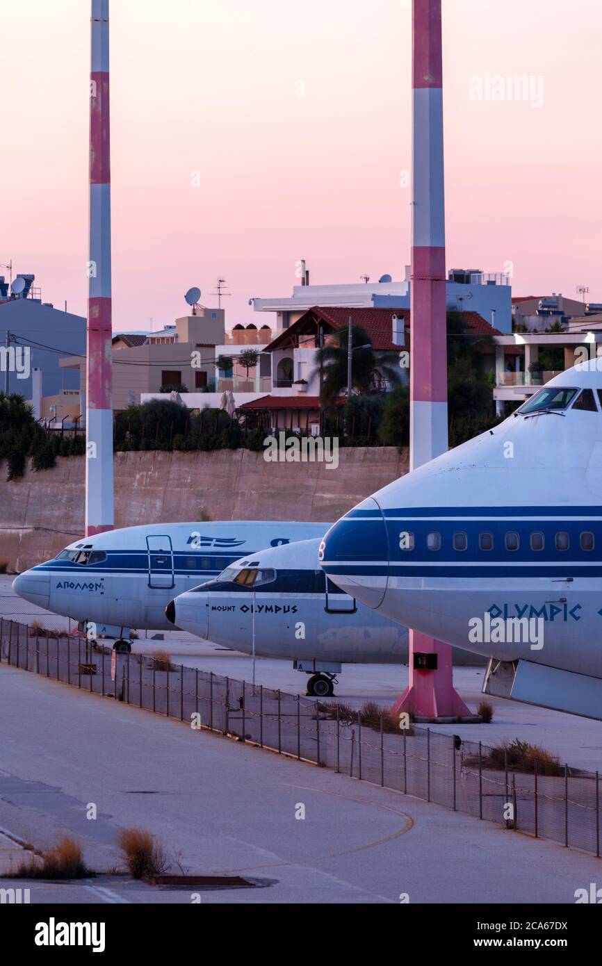 Boeings 747-200, 737 et 727, au sol de l'ancien aéroport d'Elliniko, à Athènes, en Grèce. Ils appartenaient tous à Olympic Airways, une fois porte-drapeau grec Banque D'Images