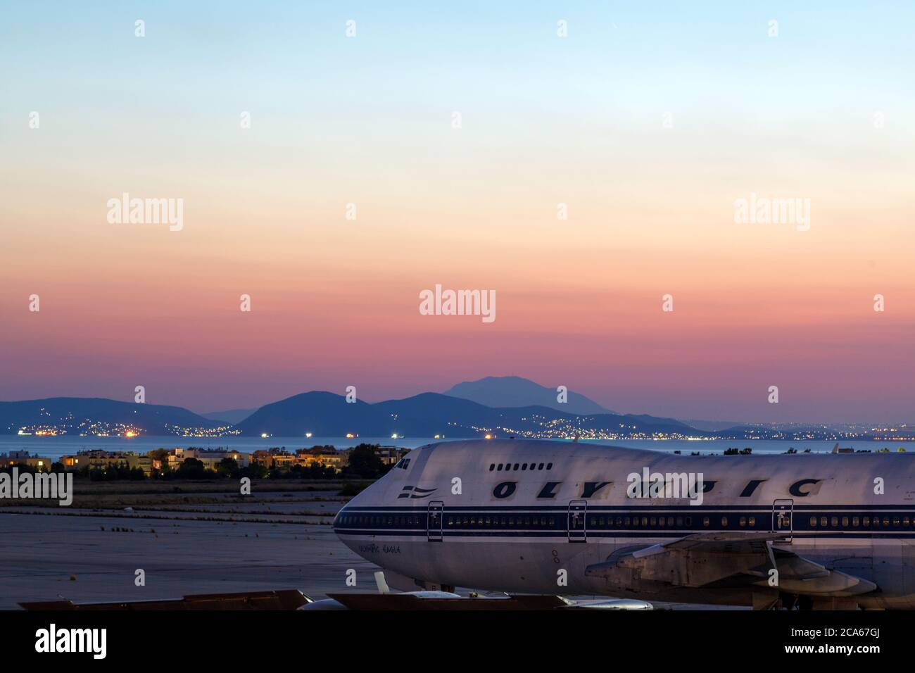 Boeing 737-200 de la compagnie Olympic Airways a été mis à terre à l'ancien aéroport d'Athènes, dans le district d'Elliniko. L'aéroport n'est plus utilisé depuis 2001. Banque D'Images