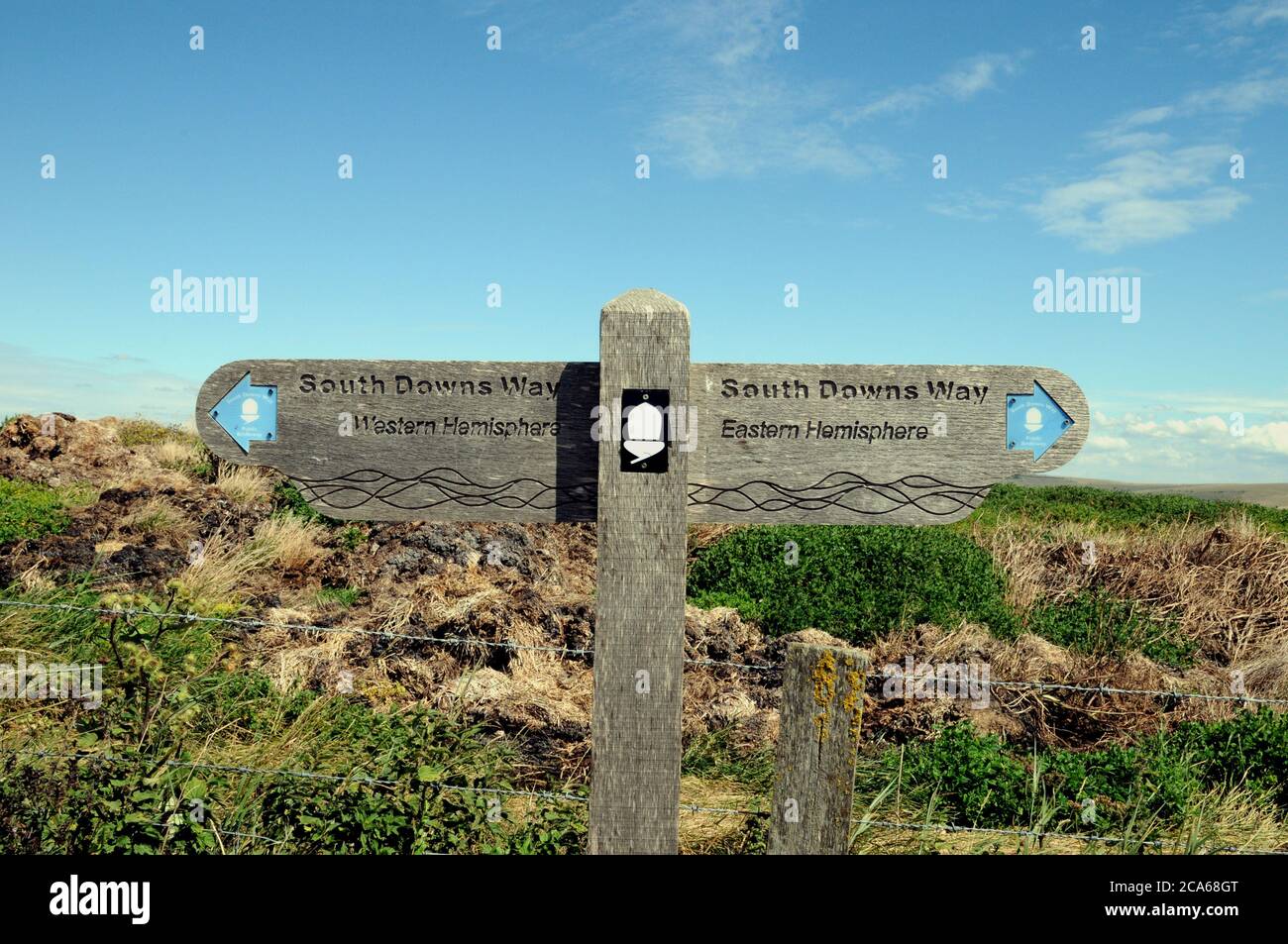 Un Fingerpost sur la South Downs Way dans East Sussex marquant le méridien de Greenwich. C'est la ligne par laquelle la longitude est mesurée. Banque D'Images