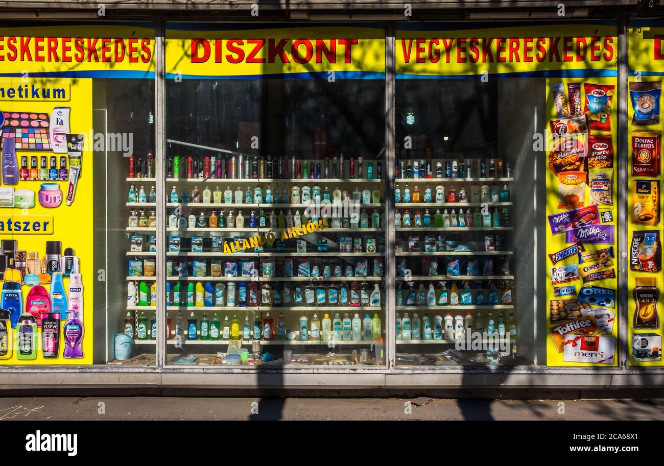 Budapest, Hongrie, mars 2020, gros plan d'une fenêtre de magasin à prix réduit Banque D'Images