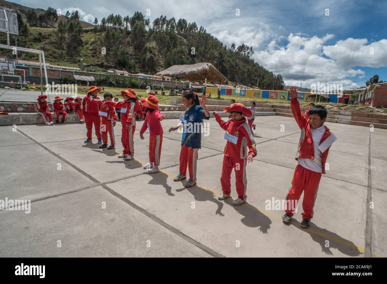 Les enfants quechua d'une communauté andine se réunissent à l'extérieur pour jouer à un jeu. Banque D'Images