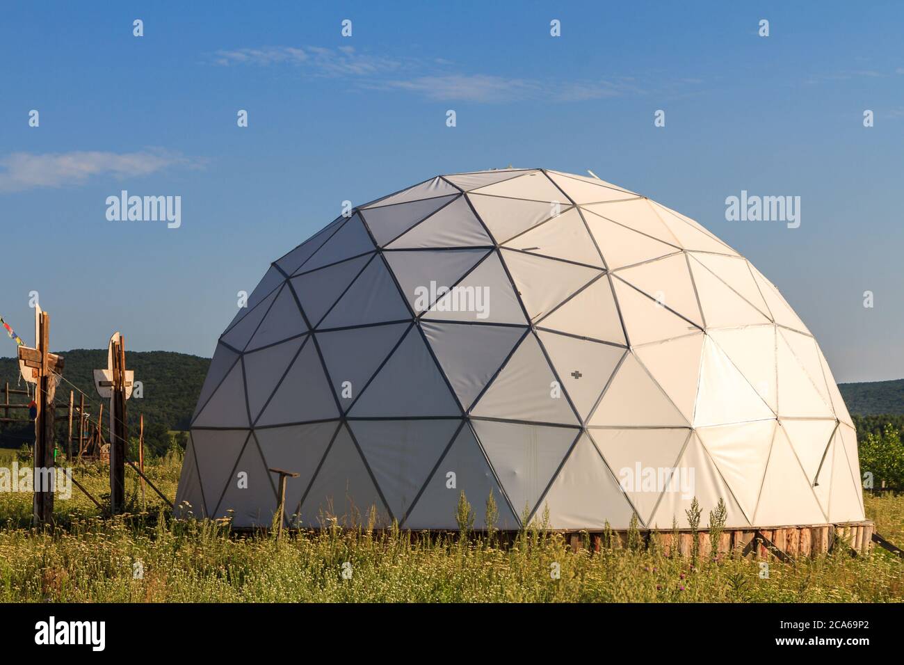 dôme géodésique blanc le jour d'été ensoleillé sur l'herbe verte Banque D'Images
