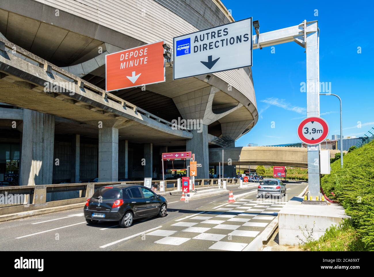 Les voitures de tourisme atteignent le bâtiment circulaire du terminal 1 de  l'aéroport Paris-Charles de Gaulle par la route d'accès par une journée  ensoleillée Photo Stock - Alamy