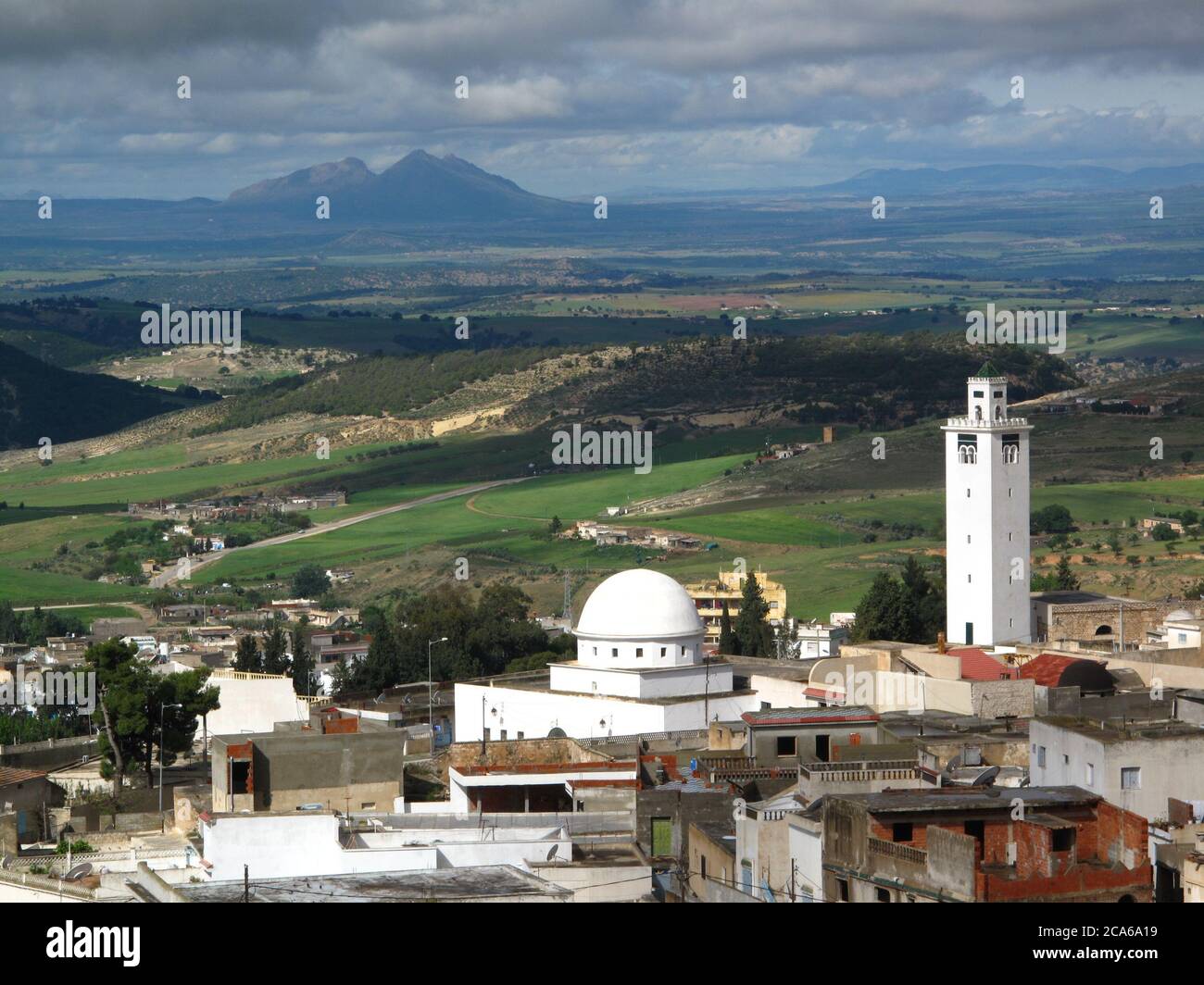 VILLE DE LE KEF DANS LE NORD DE LA TUNISIE. VUE PANORAMIQUE SUR LA MOSQUÉE. Banque D'Images