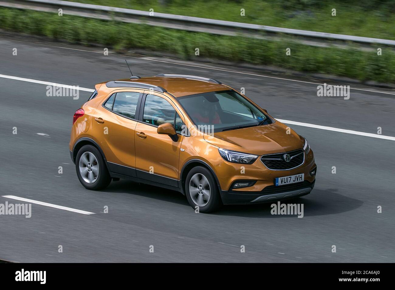 Un SUV Orange 2017 Diesel Vauxhall Mokka X Design Nav CDTI en roulant sur l'autoroute M6 près de Preston dans Lancashire, Royaume-Uni Banque D'Images