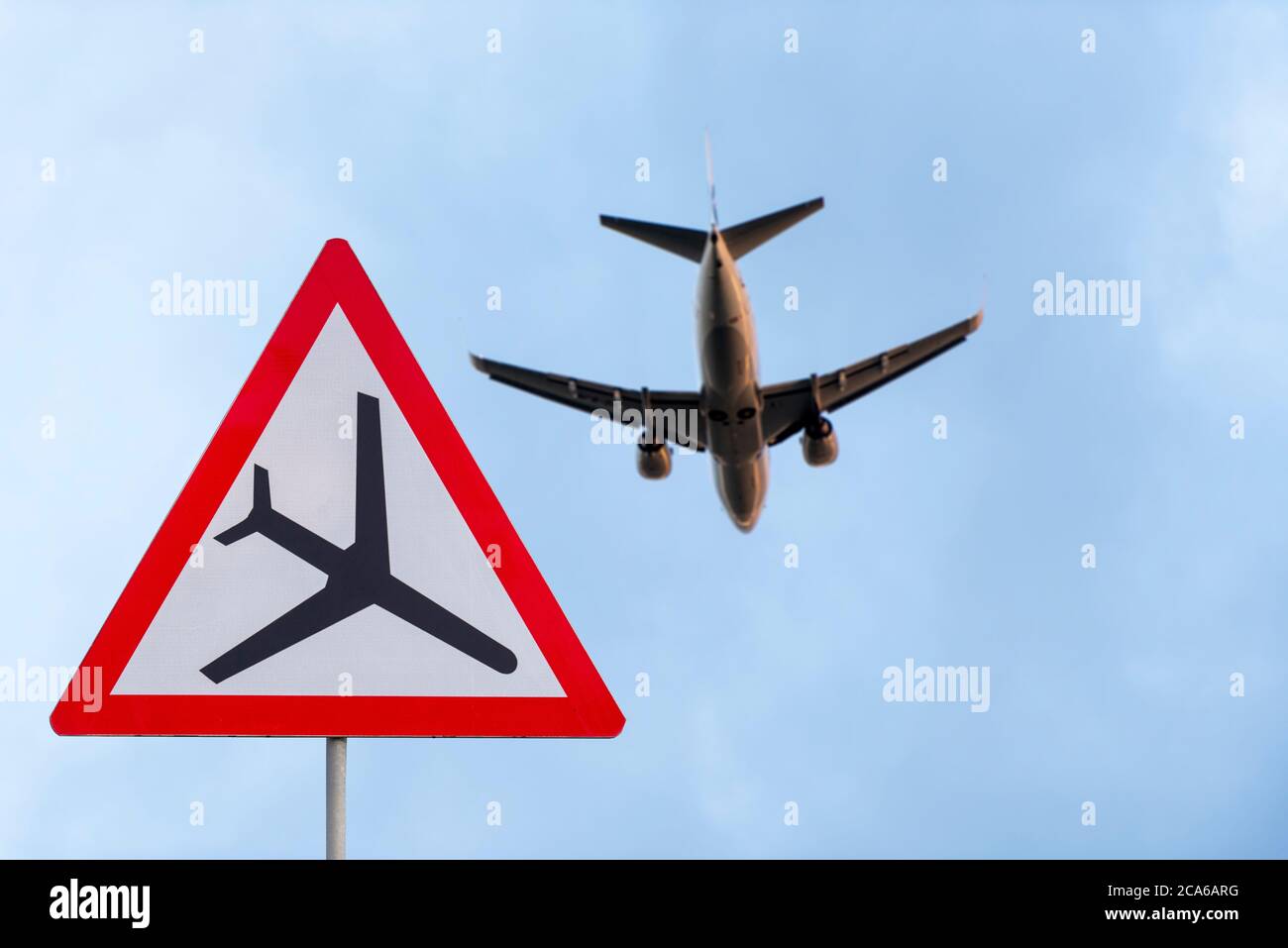 Avion pendant le décollage et la route panneau de circulation d'avion, panneau d'attention avec l'avion, avion bas vol. Banque D'Images