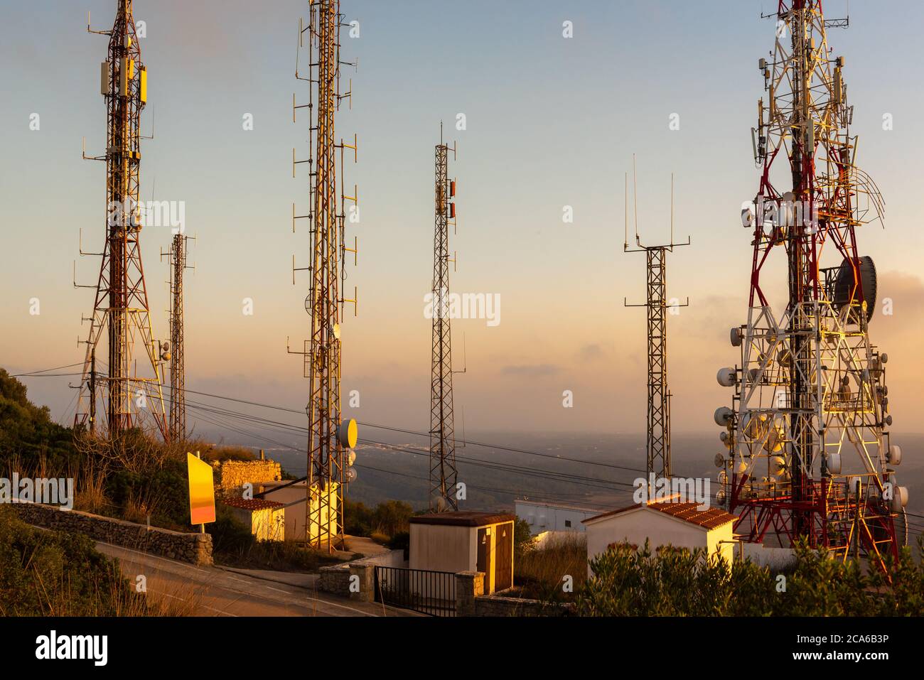 Mâts de télécommunications - antennes paraboliques directionnelles pour téléphones mobiles. Banque D'Images