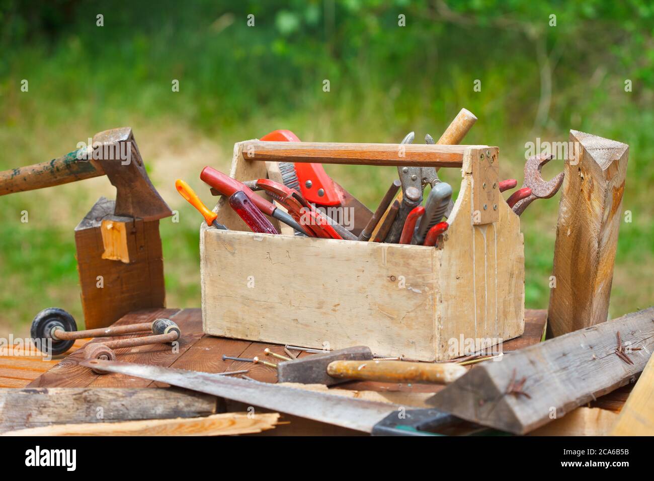 Boîte à outils en bois avec différents outils de travail vintage. Ancienne  boîte à outils de menuisier avec outils sur table en bois Photo Stock -  Alamy