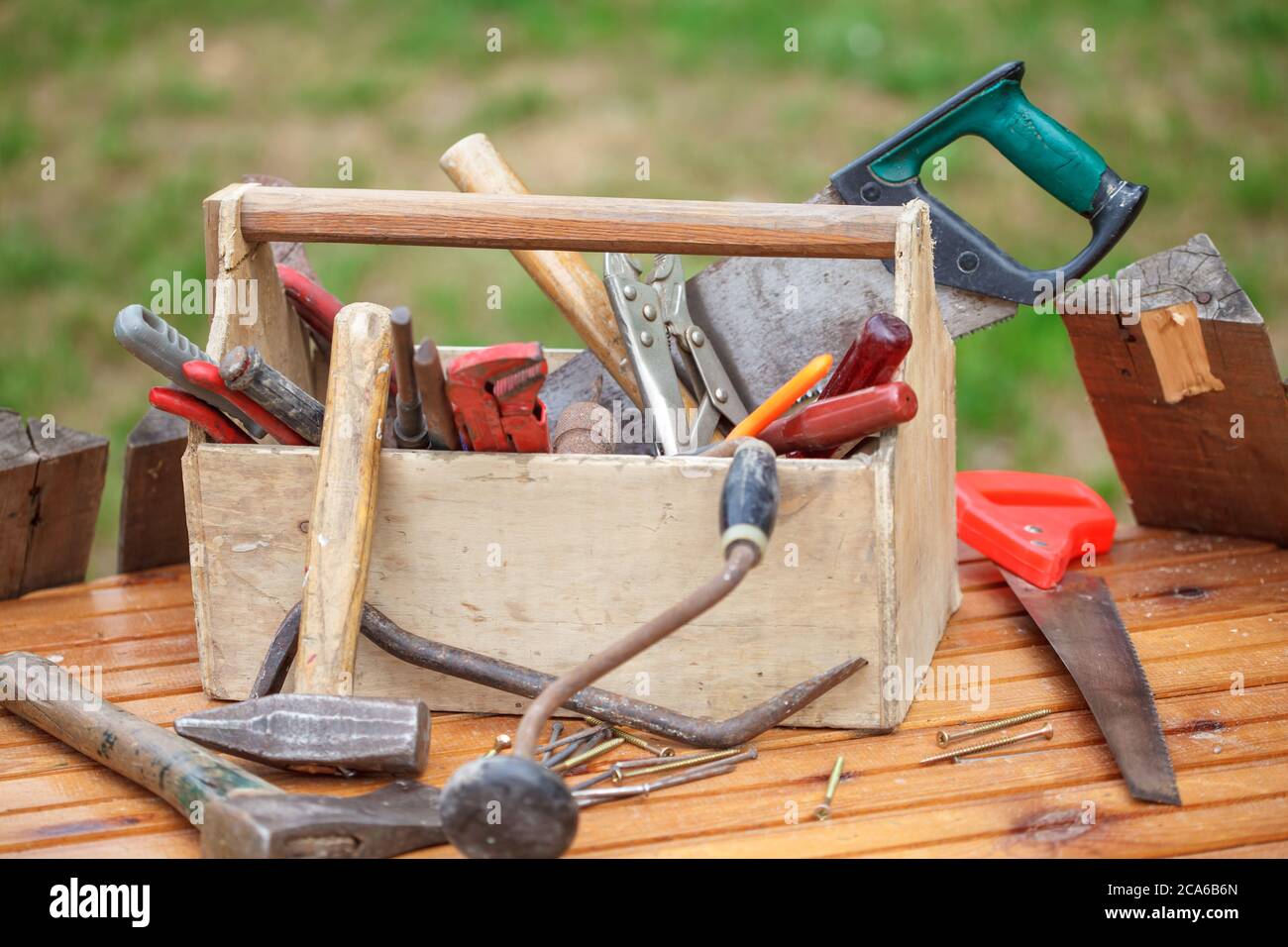 Boîte à outils en bois avec différents outils de travail vintage. Ancienne  boîte à outils de menuisier avec outils sur table en bois Photo Stock -  Alamy