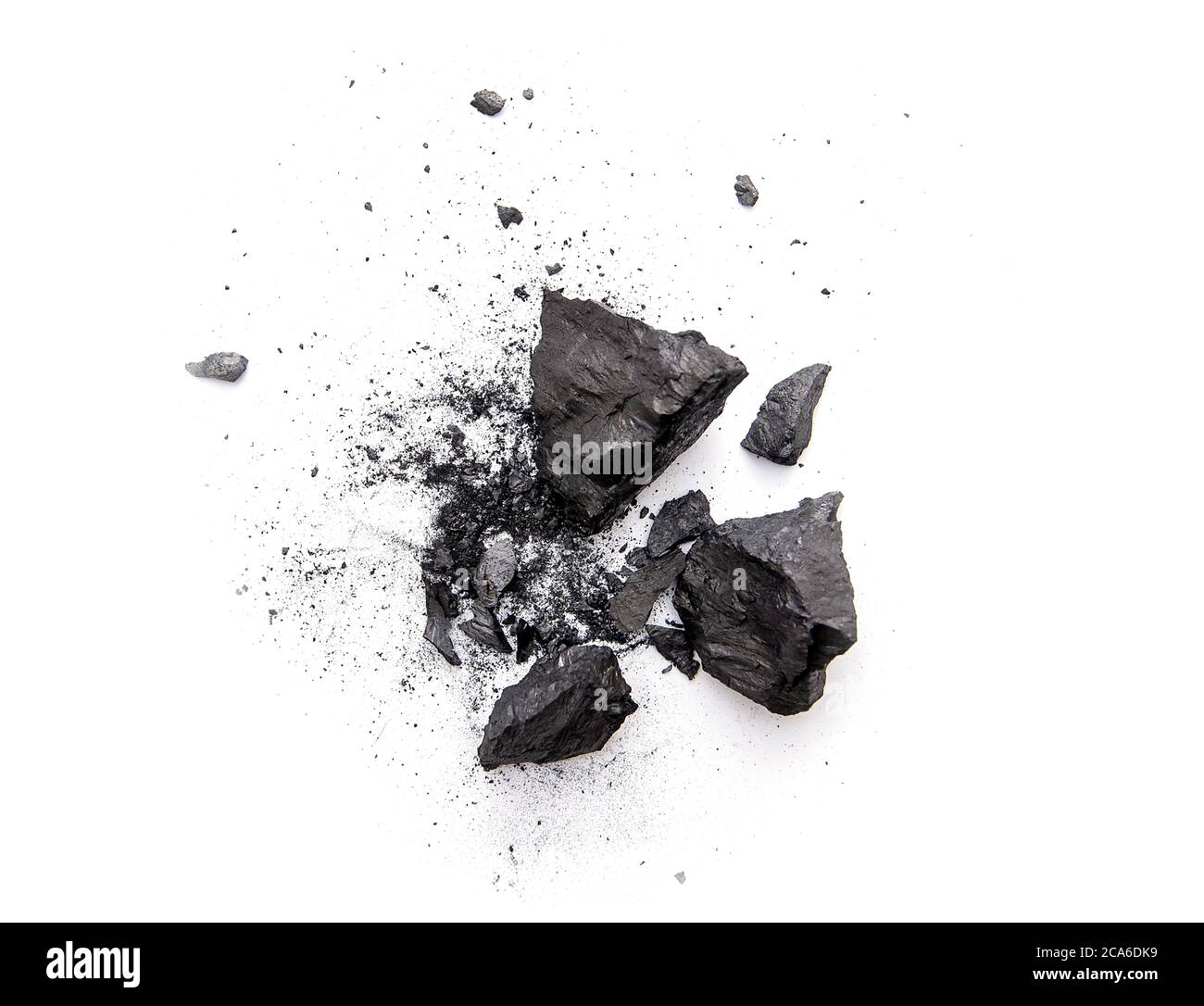 Morceaux de charbon noir cassé isolés sur fond blanc Banque D'Images