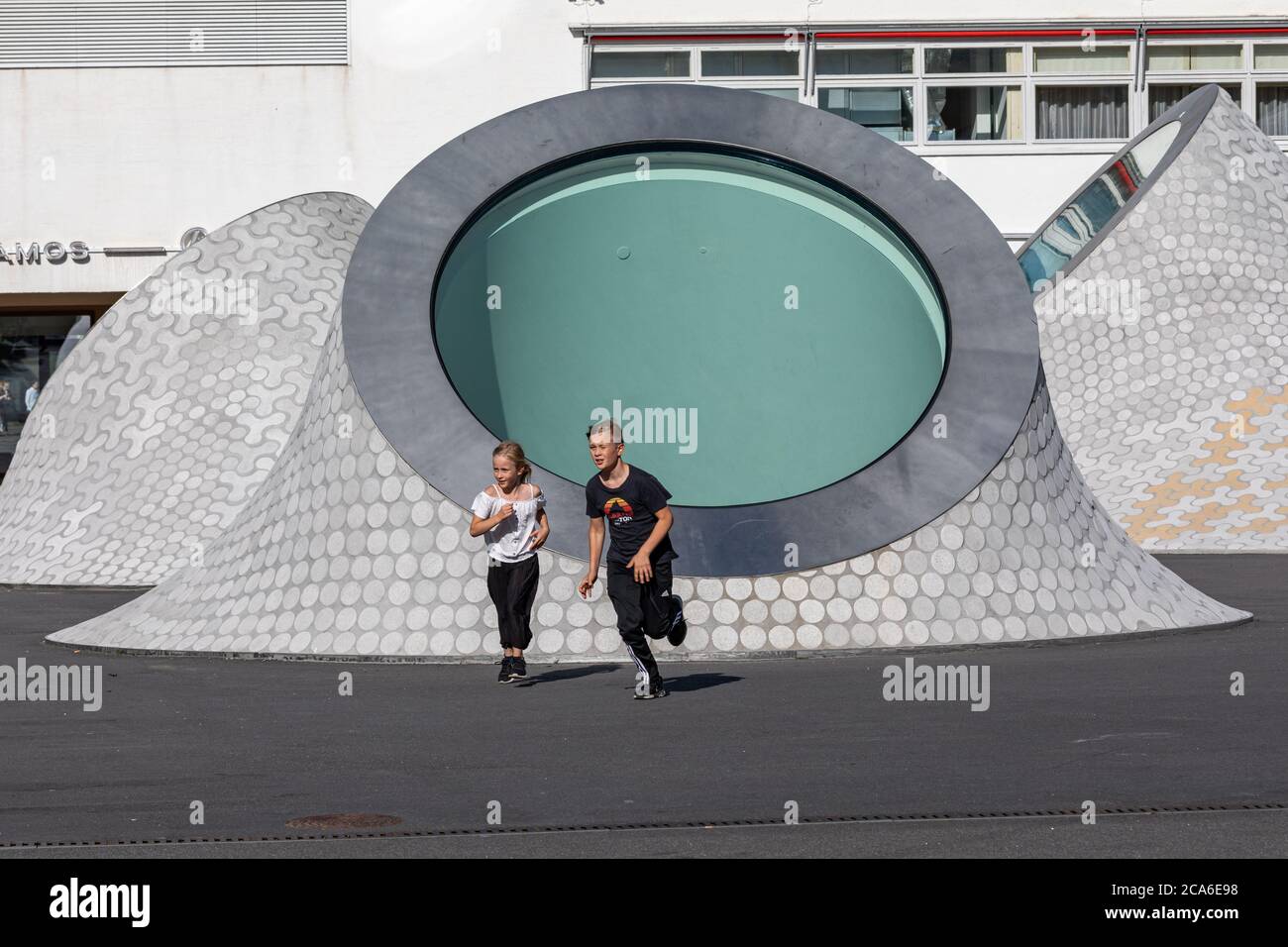 Les enfants qui s'amusent au musée d'art Amos Rex s'éverseront au Lasipalatsi Plaza à Helsinki, en Finlande Banque D'Images