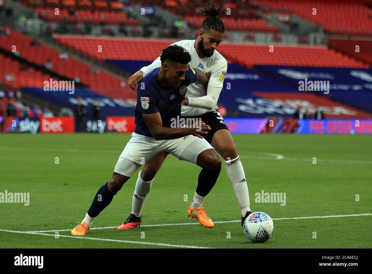 Londres, Royaume-Uni. 04e août 2020. Ollie Watkins de Brentford (L) en action avec Michael Hector de Fulham (R). EFL Skybet Championship jouer à la finale, Brentford v Fulham au stade Wembley à Londres le mardi 4 août 2020. Cette image ne peut être utilisée qu'à des fins éditoriales. Utilisation éditoriale uniquement, licence requise pour une utilisation commerciale. Aucune utilisation dans les Paris, les jeux ou les publications d'un seul club/ligue/joueur. photo par Steffan Bowen/Andrew Orchard sports photographie/Alay Live news crédit: Andrew Orchard sports photographie/Alay Live News Banque D'Images