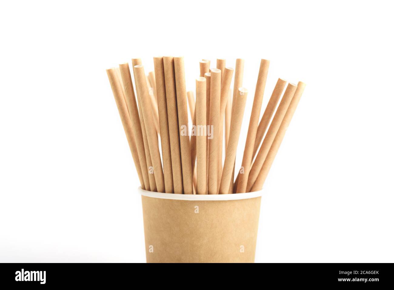 Une partie de la coupe artisanale en papier écologique pour le café avec de nombreux tubes de boisson isolés sur fond blanc. Concept sans déchets, sans plastique. Maintien Banque D'Images