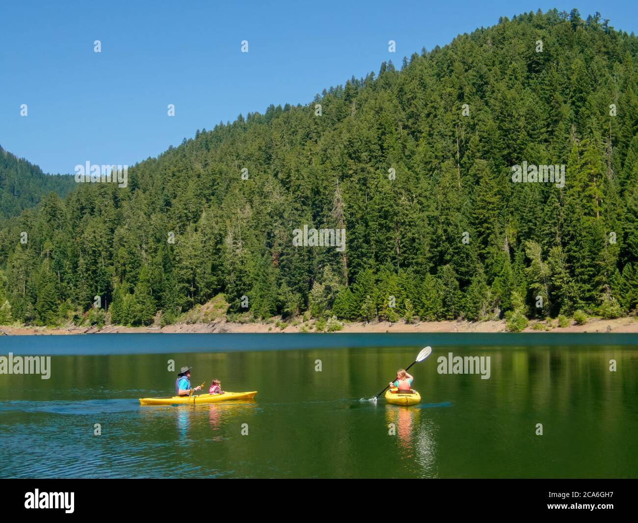 Hunter, Chester et Anabel kayak à Larison Cove, réservoir de Hills Creek, Willamette National Forest, Oregon. Banque D'Images