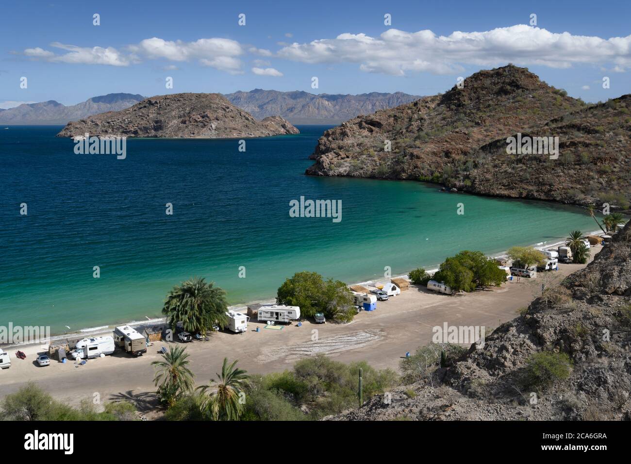 Camping camping-car sur Playa Coyote, Bahía Concepción, Mer de Cortez, Baja California sur, Mexique. Banque D'Images
