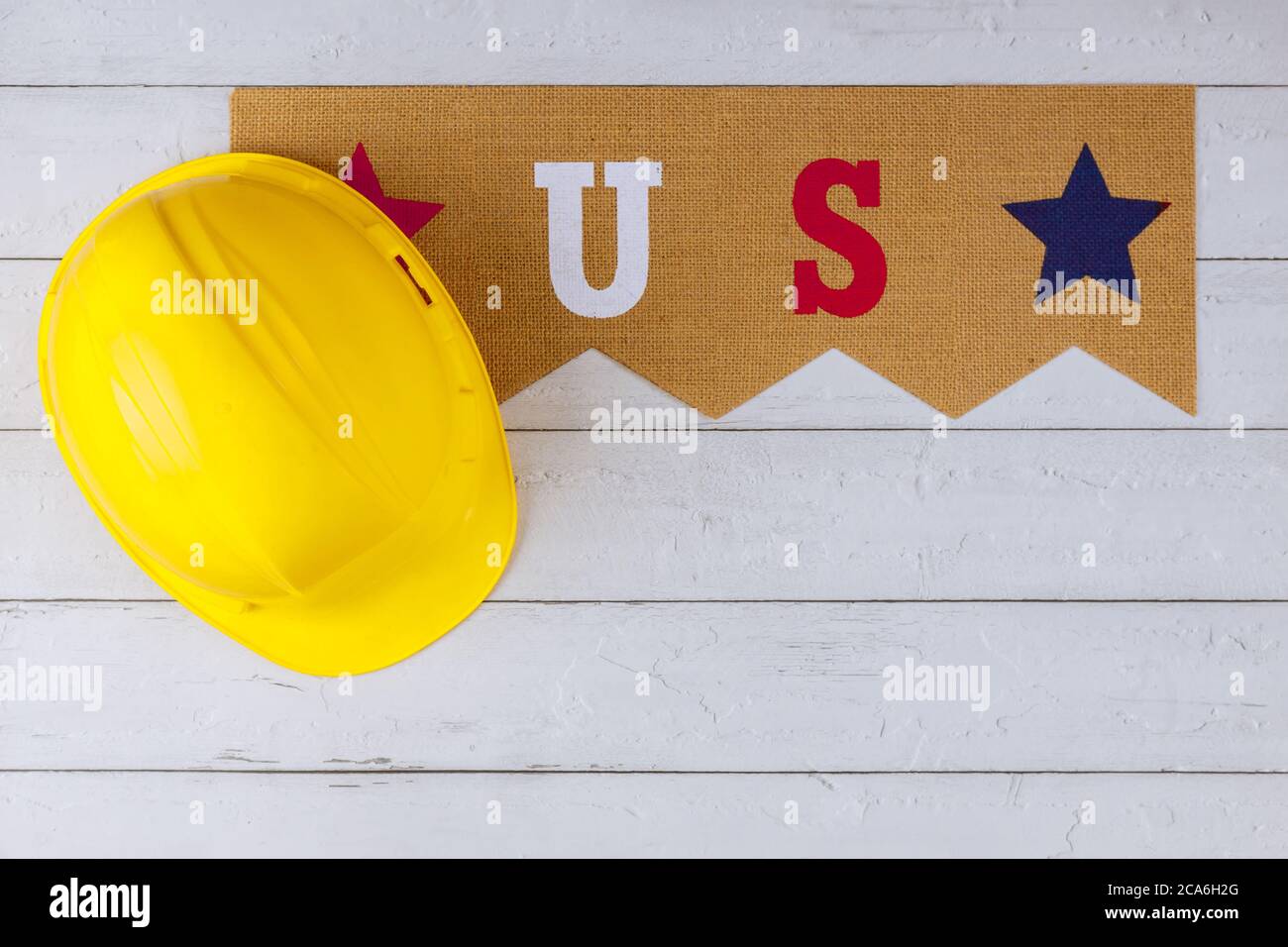 Construction casque jaune sur Happy Labor Day USA une fête fédérale des  Etats-Unis Amérique patriotique fond de bois Photo Stock - Alamy