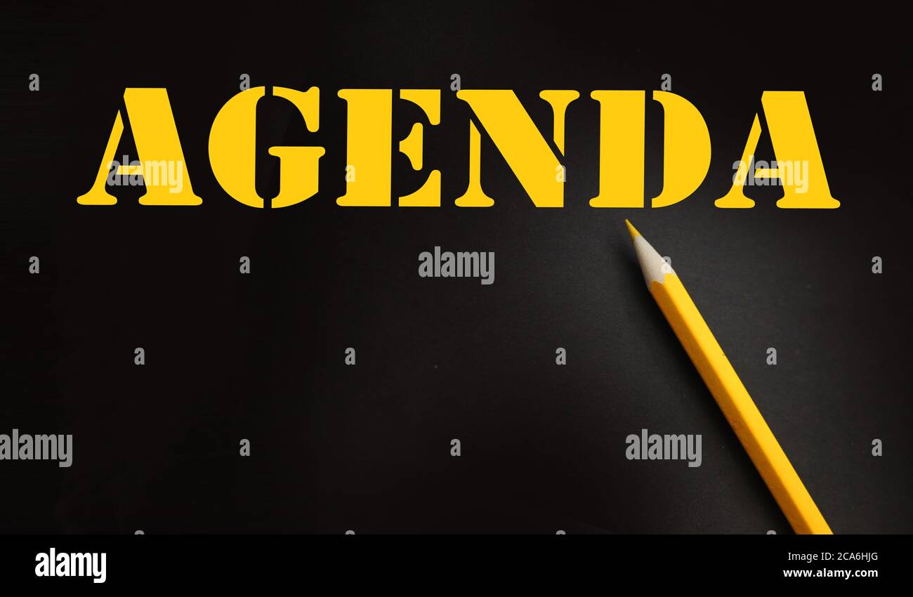 Message d'ordre du jour et crayon jaune. Concept de planification d'entreprise Banque D'Images