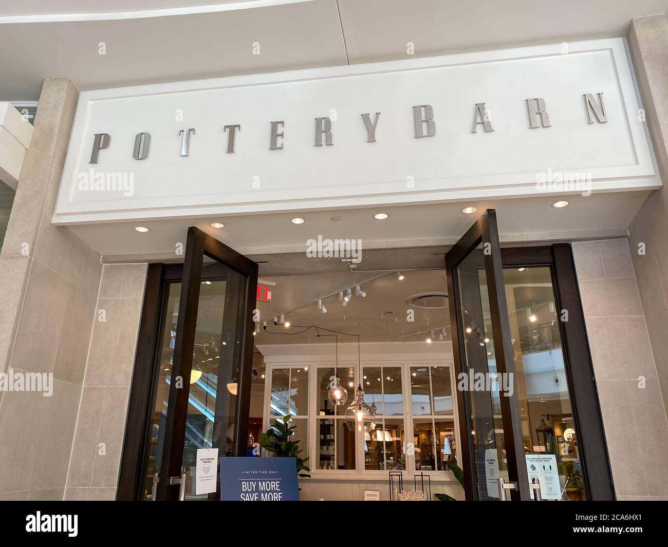 Orlando,FL/USA- 7/4/20: Le panneau Pottery Barn dans un centre commercial intérieur à Orlando, Floride. Banque D'Images