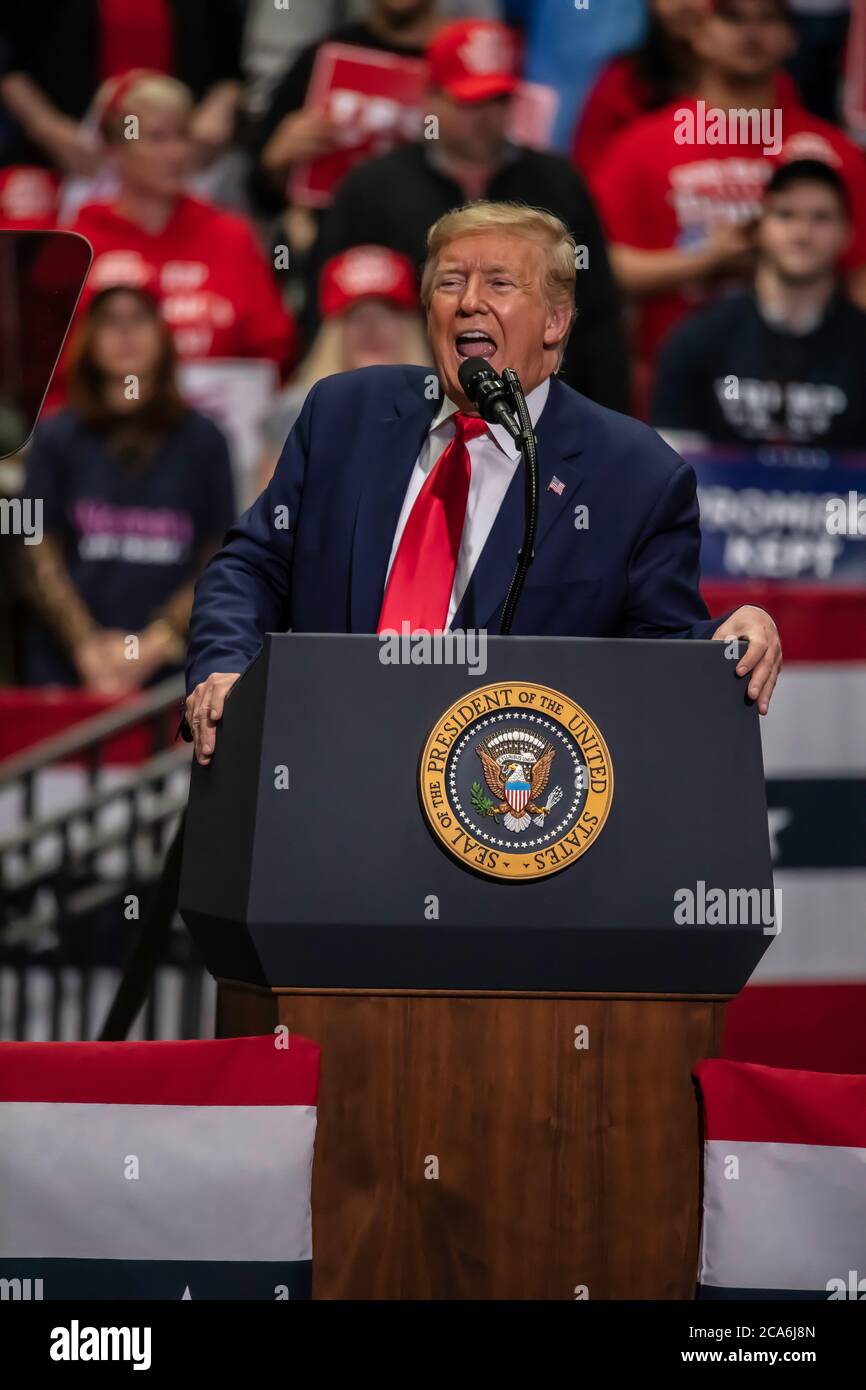 Portrait du président Trump sur le podium pour un discours de rallye à Charlotte, en Caroline du Nord Banque D'Images