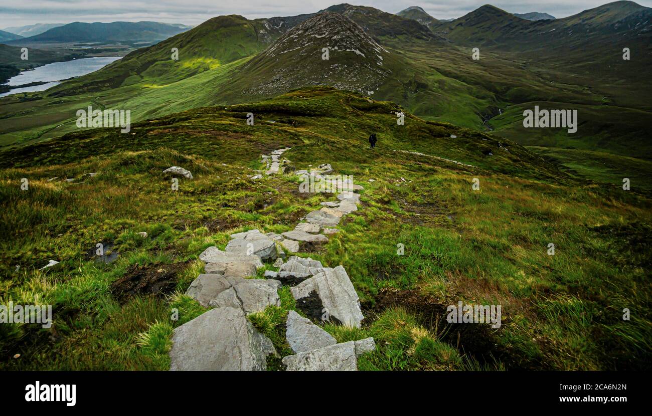Chemin dans les montagnes de l'Irlande Banque D'Images