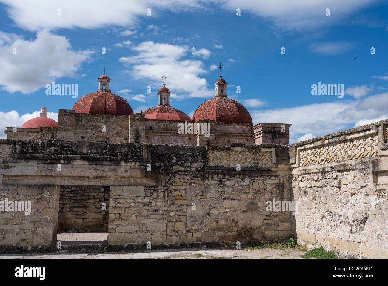 Des panneaux de pierre sur les murs de la cour A, (Quadrangle A), dans les ruines de la ville de Zapotec de Mitla, près d'Oaxaca, Mexique. Derrière se trouve le Chur Banque D'Images