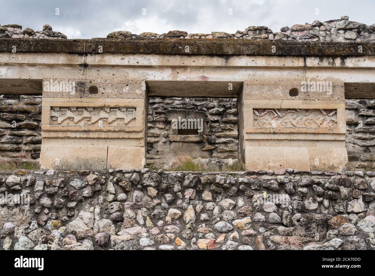 Les ruines du bâtiment 9 dans la cour F dans la ville de Mitla Zapotec à Oaxaca, au Mexique. Un site classé au patrimoine mondial de l'UNESCO. Banque D'Images