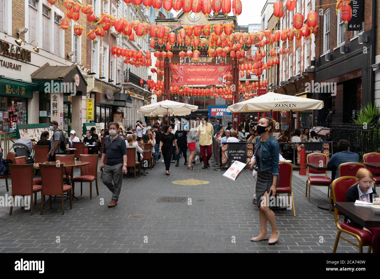 Les clients peuvent manger aux tables de restaurant en plein air de Chinatown pendant le programme manger à l'extérieur pour aider les clients à profiter d'une réduction sur les repas pour aider à stimuler les restaurants et les pubs après le confinement. Banque D'Images