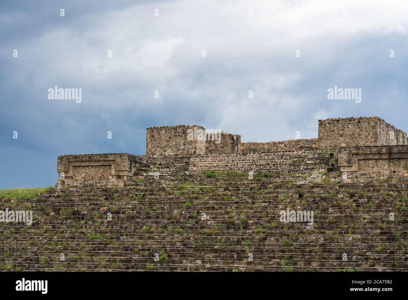 Escaliers et plate-forme du bâtiment H aux ruines de Zapotec pré-colombienne de Monte Alban à Oaxaca, Mexique. Un site classé au patrimoine mondial de l'UNESCO. Banque D'Images
