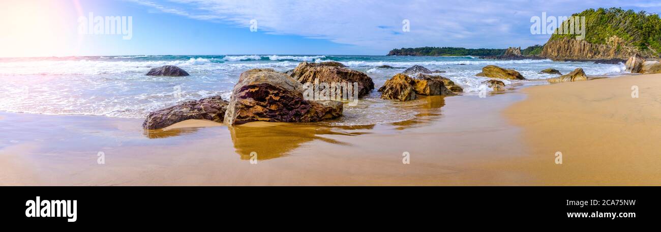 Vue panoramique sur la plage de Jones jusqu'à Cathedral Rocks, partie de la promenade côtière de Kiama, Jones Beach, Kiama Heights, Nouvelle-Galles du Sud, Australie Banque D'Images