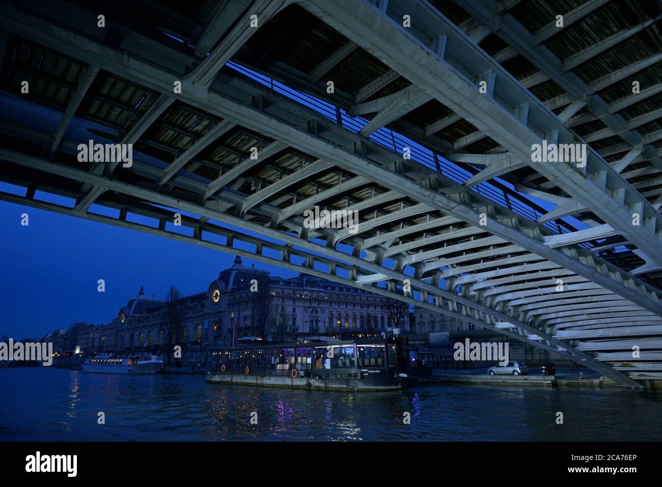 Passerelle Léopold-Sédar-Senghor avec le Musée d'Orsay au crépuscule, Paris FR Banque D'Images