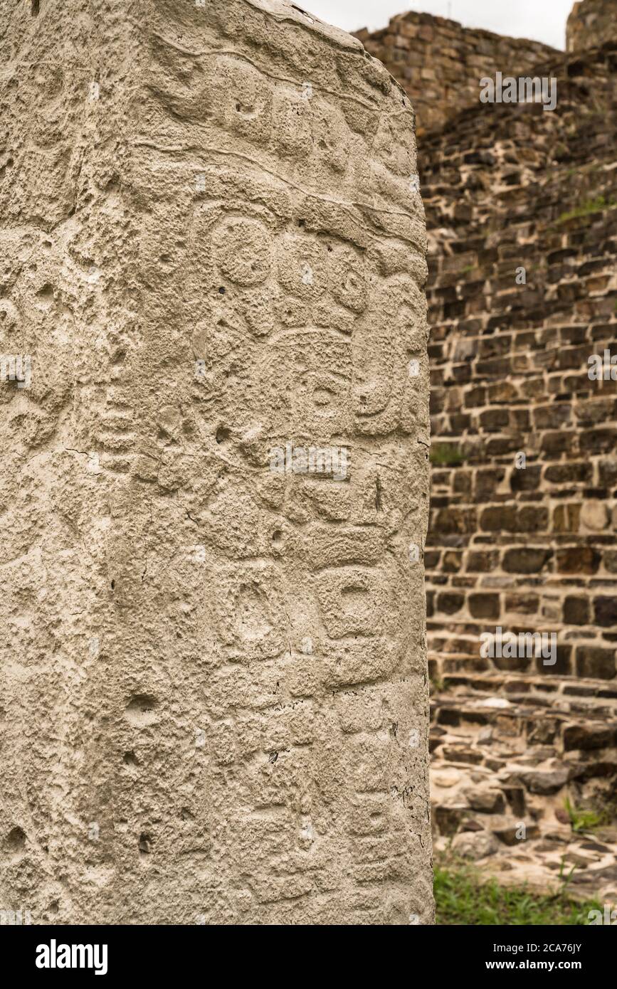 Stela 9 est un obélisque de pierre sculpté sur les quatre côtés devant la plate-forme nord des ruines précolombiennes Zapotec de Monte Alban à Oaxaca, au Mexique Banque D'Images