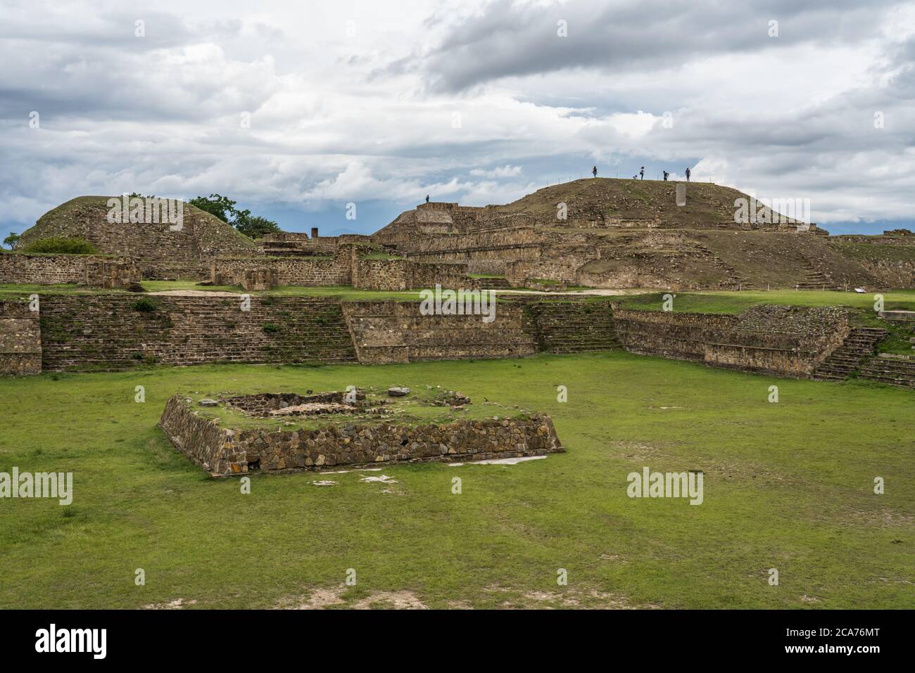 Le patio submergé avec son autel sur la plate-forme nord des ruines précolombiennes Zapotec de Monte Alban à Oaxaca, Mexique. Un si classé au patrimoine mondial de l'UNESCO Banque D'Images